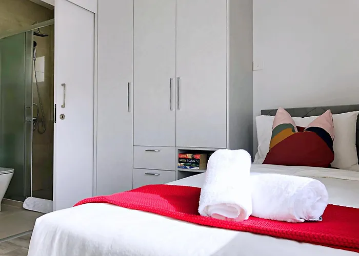 Luxury Stay At Mackenzie Beach With Private Parking And Balcony