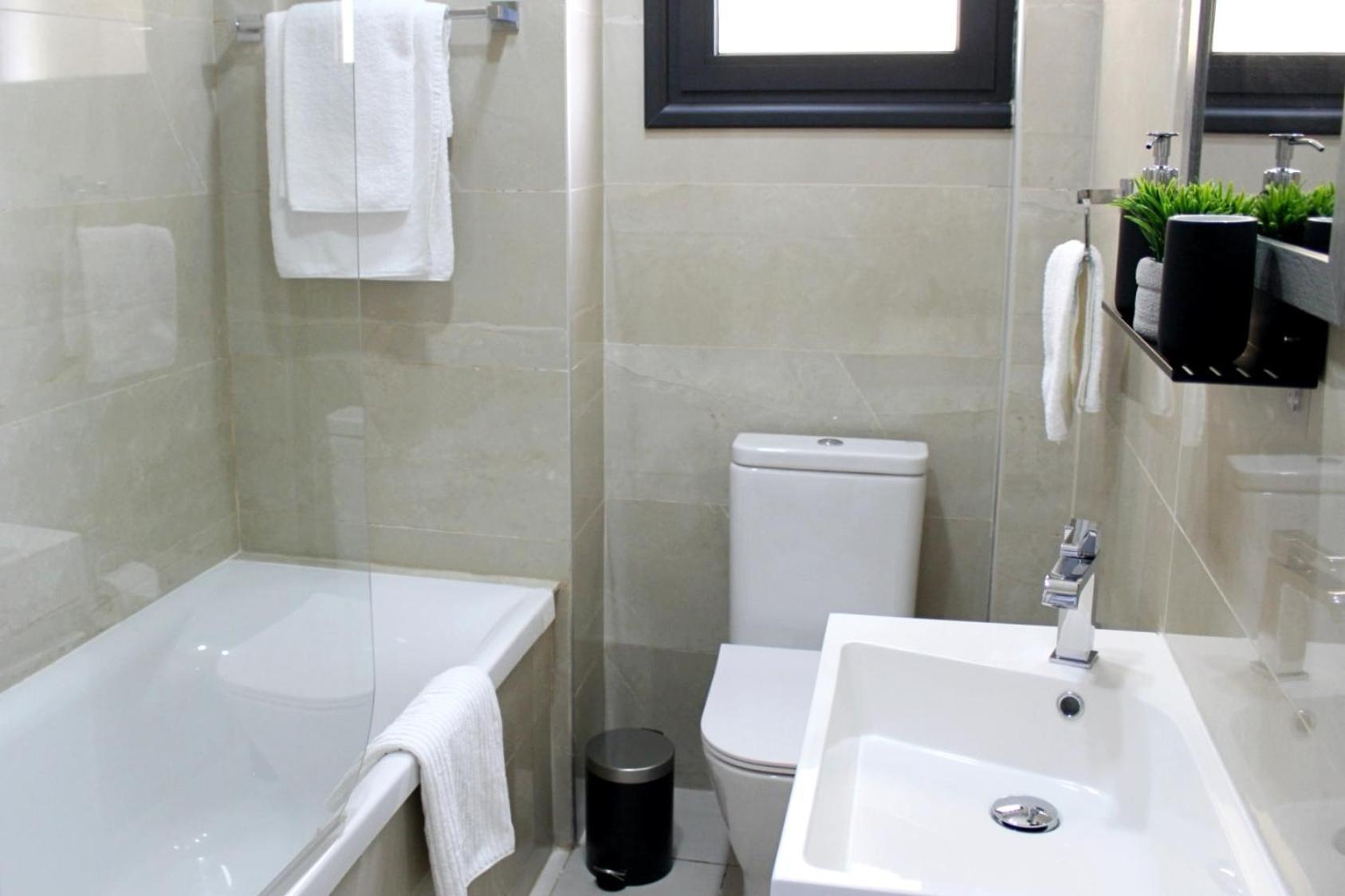 Апартаменти Luxury At Mackenzie With Private Parking And Balcony