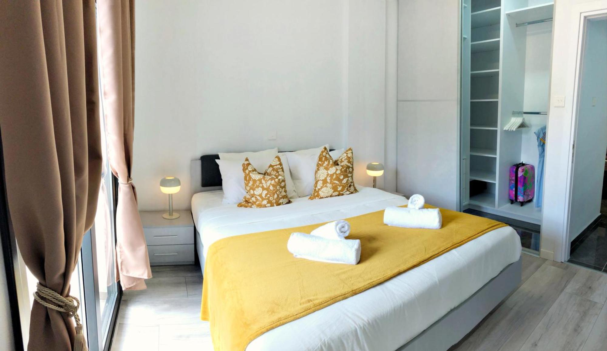 Luxury At Mackenzie With Private Parking And Balcony Апартаменти