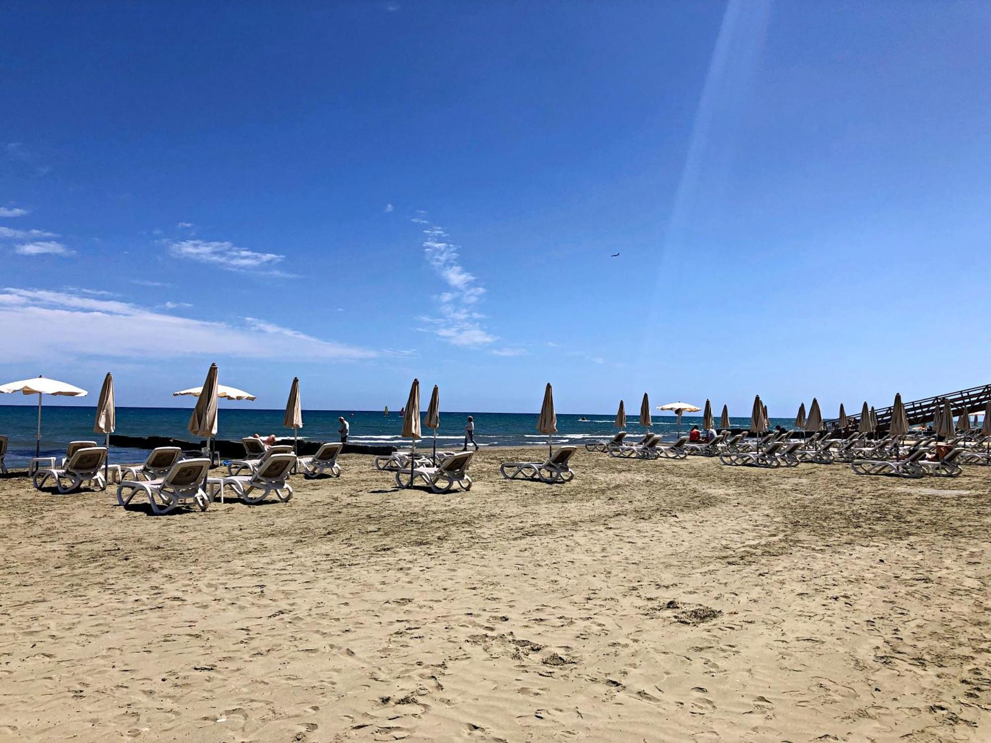 Апартаменти Luxury At Mackenzie With Private Parking And Balcony Ларнака